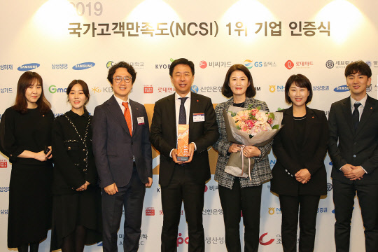 롯데면세점이 10일 한국생산성본부에서 주관하고 롯데호텔서울에서 진행한 국가고객만족도지수(NCSI) 시상식에서 면세점 부문 1위를 수상했다. <롯데면세점 제공>